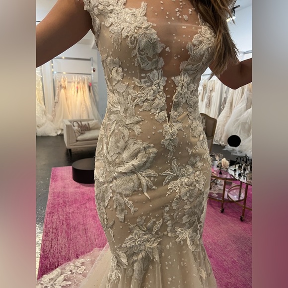 Berta Wedding Dress - 100% authentic - Picture 2 of 8